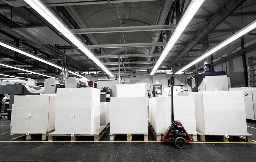 Paper converting machine with a wide paper roll